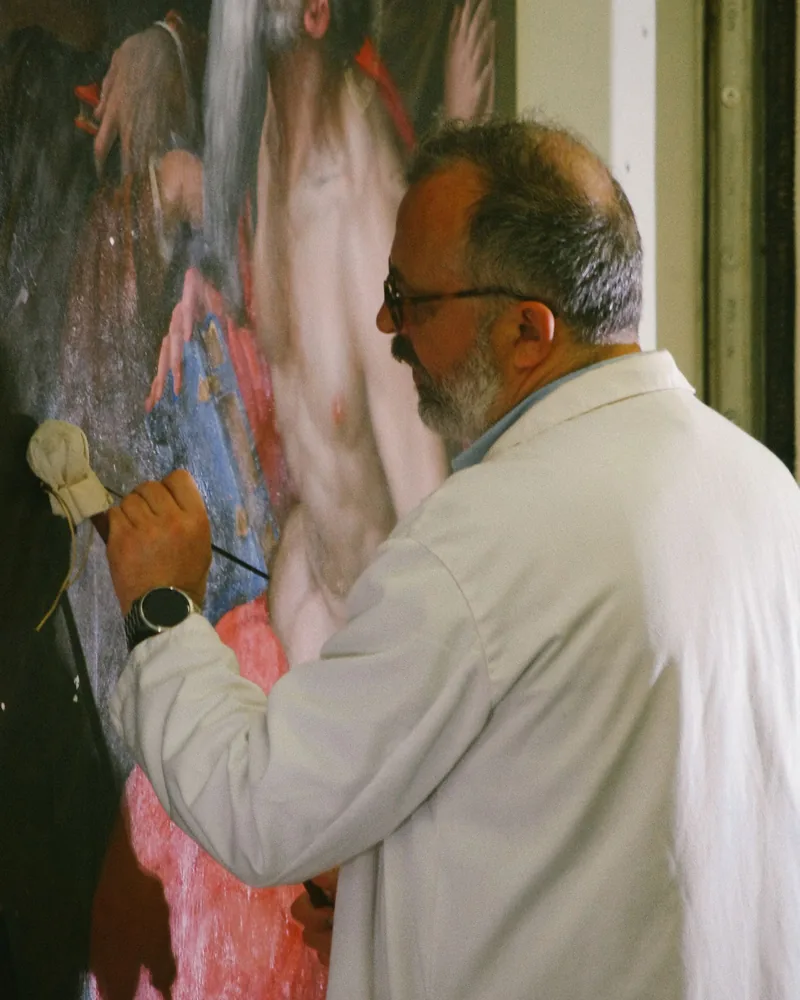 Trabajo de precisión con pincel fino sobre una zona dañada de una pintura antigua