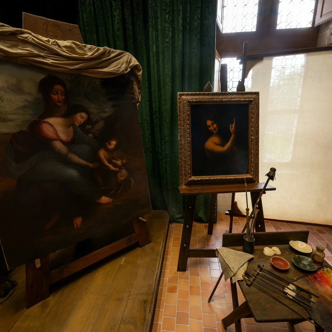Dos pinturas sobre caballetes en un taller con luz natural lateral